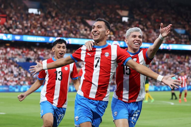 Marcelo Fernández (7), jugador de la selección de Paraguay, festeja un gol en el partido frente a Malí por la tercera fecha del Grupo D de los Juegos Olímpicos París 2024, en el estadio Parque de los Príncipes, en París, Francia.