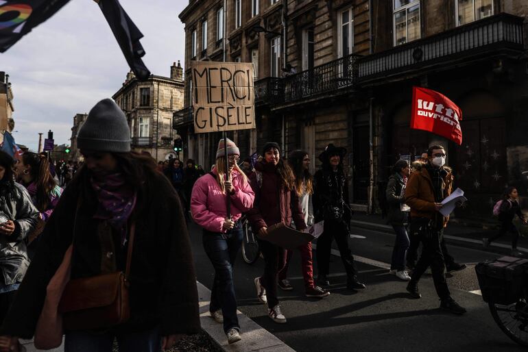 Cartel de "Gracias, Gisele" en Bordeaux, Francia, 23 de noviembre de 2024 (AFP)