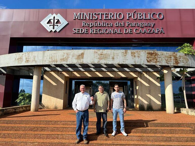 El fiscal general Emiliano Rolón con otros funcionarios visitó el local abandonado.