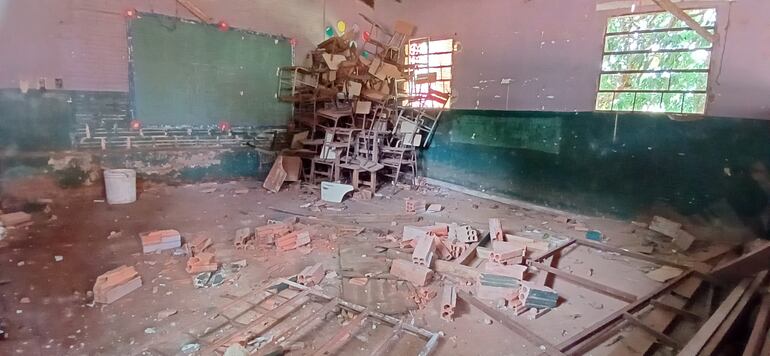 Muebles en desuso están amontonados en una de las cuatro aulas del pabellón en ruinas de la Escuela Básica N° 6711 Madre Teresa de Calcuta de Ciudad del Este.