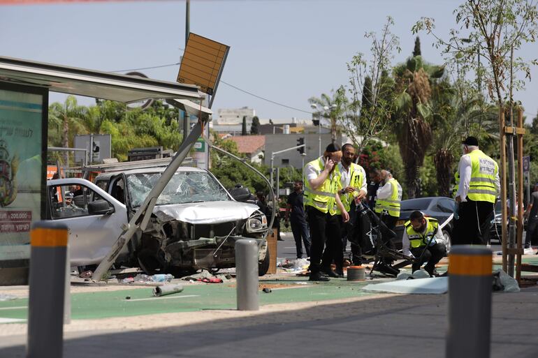 Trabajadores de emergencia israelíes operan en el lugar de un ataque con un automóvil en Tel Aviv, Israel, 04 de julio de 2023.