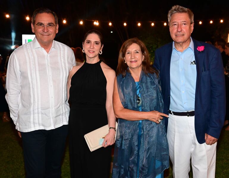 Juan Manuel Corzo, embajador de Colombia, Margarita Martí, Mónica Riquelme y Eduardo Bouzout, embajador de Uruguay. 