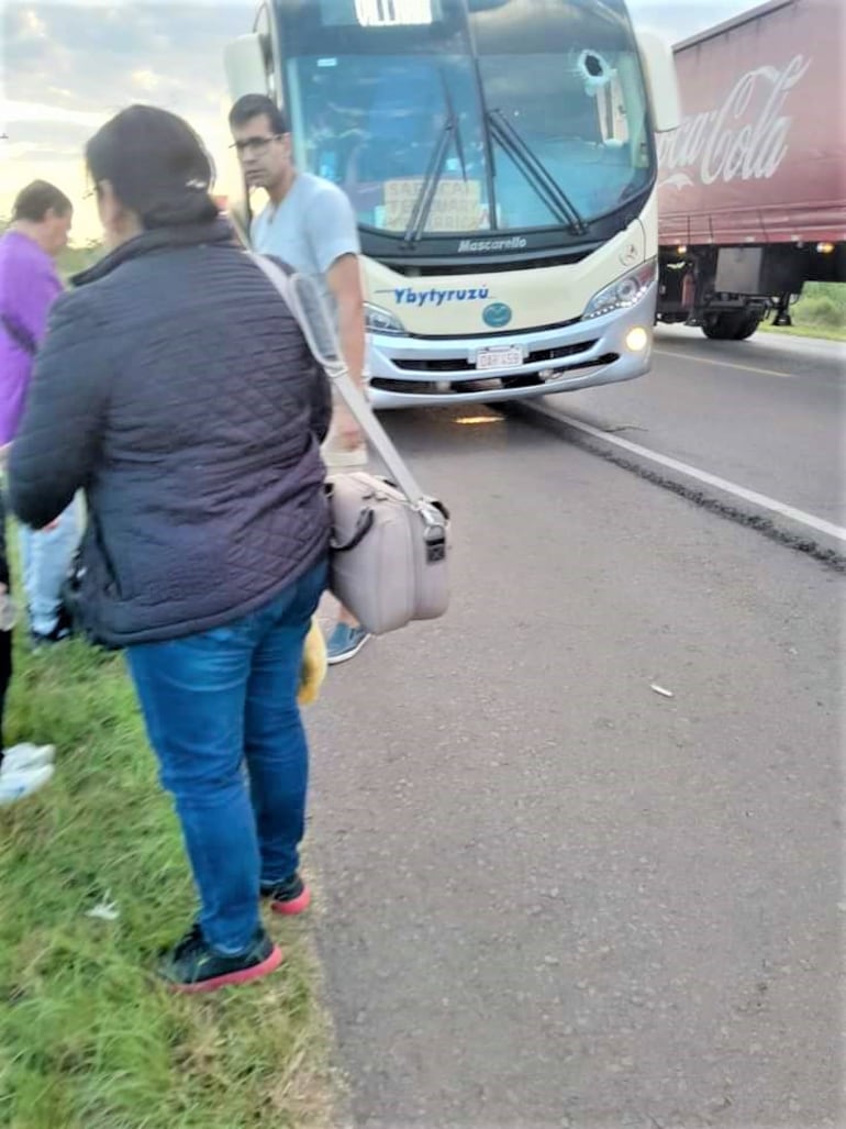 Dos heridos y un fallecido dejó el impacto de una piedra que se incrustó por el parabrisas de una unidad de transporte.