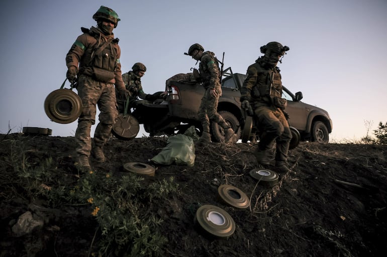 Soldados ucranianos instalan minas antitanque cerca de Chasiv Yar, en la región de Donetsk, el pasado miércoles.