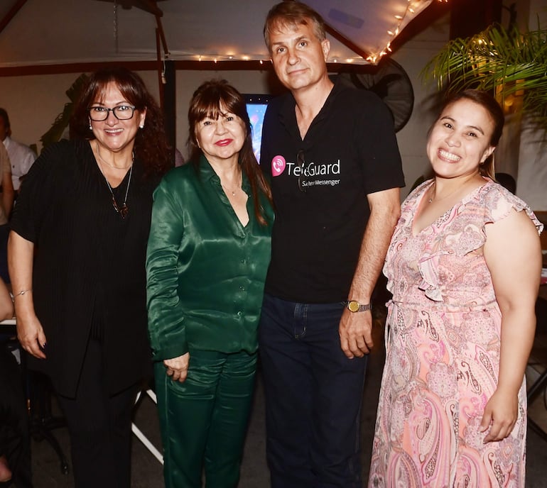 Deisy Sitjar, Rosalba Medina, Arnold Epp y Mirian Rojas.