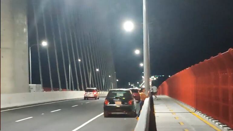 Largas filas de vehículos estacionados en la banquina del puente Héroes del Chaco.