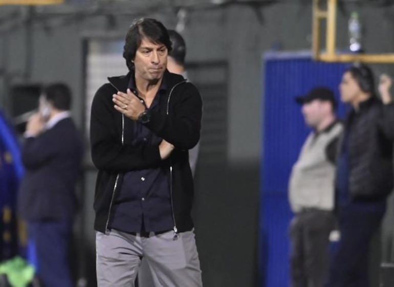 El argentino Daniel Garnero, entrenador de Libertad, en el partido ante Sportivo Luqueño por la octava fecha del torneo Clausura 2024 del fútbol paraguayo en el estadio Feliciano Cáceres, en Luque, Paraguay.