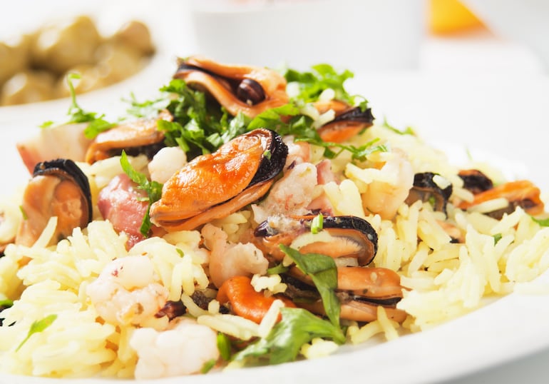 Ensalada de arroz con mejillones.