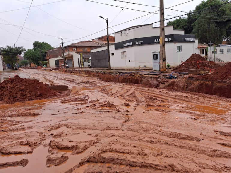 Obras de desagüe pluvial que bloquean los accesos a la escuela villa San Francisco en el barrio San Pablo de Asunción.