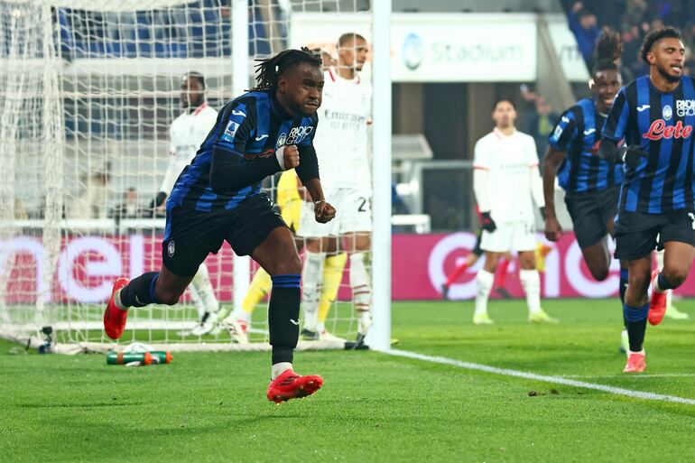 Bergamo (Italy), 06/12/2024.- Atalanta's Ademola Lookman celebrates after scoring the 2-1 goal during the Italian Serie A soccer match between Atalanta BC and AC Milan, in Bergamo, Italy, 06 December 2024. (Italia) EFE/EPA/MICHELE MARAVIGLIA
