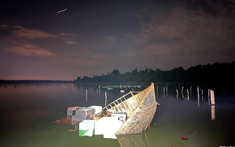 La embarcación con la carga de cigarrillos fue hallada parcialmente sumergida en el Lago de Itaipú.