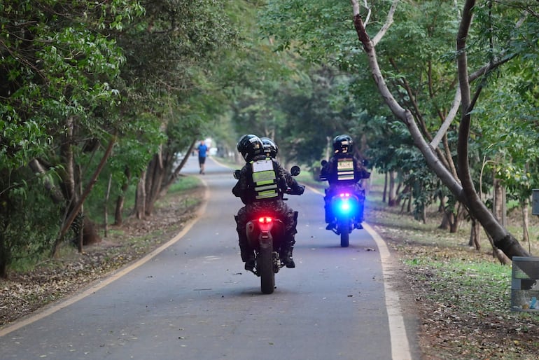 Patrulla de agentes linces en el Parque Guasú Metropolitano.