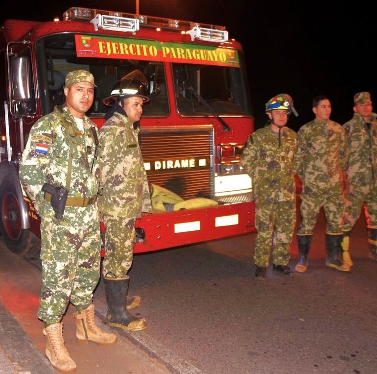 Bambi buckets y camión de bomberos donados por Estados Unidos a Paraguay para combatir incendios forestales que azotan al país.