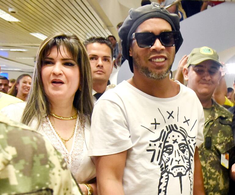 La prófuga de la justicia paraguaya, Dalia López, cuyo código rojo de interpol continúa activo según la Policía, Ronaldinho.