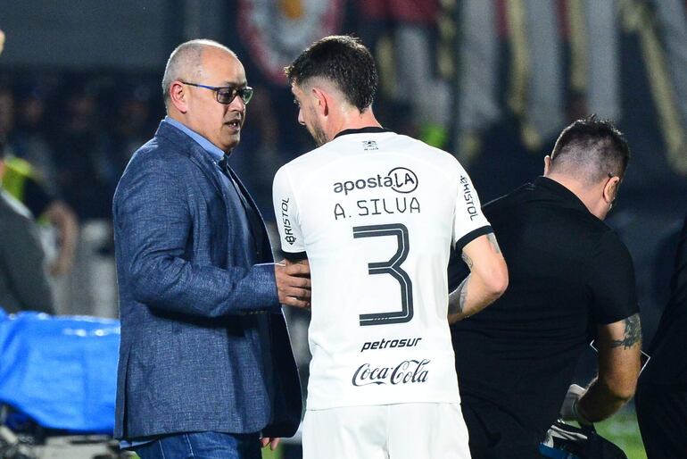 El paraguayo Francisco Arce (i), entrenador de Olimpia, da indicaciones a Alejandro Silva en el partido de los octavos de final de la Copa Libertadores contra Flamengo en el estadio Defensores del Chaco, en Asunción, Paraguay.
