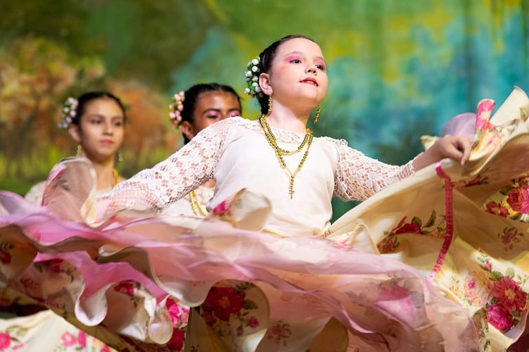 El takuare´ë poty danza es una de las principales atracciones del festival.