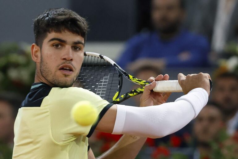 El tenista español Carlos Alcaraz durante el partido ante el ruso Andréi Rublev este miércoles, en cuartos de final del Mutua Madrid Open, en las instalaciones de la Caja Mágica.