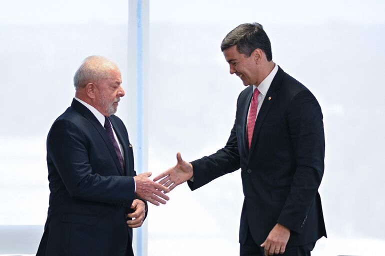 El presidente de Brasil, Luiz Inácio Lula da Silva (izq.), saluda el presidente electo de Paraguay, Santiago Peña, durante una pasada reunión en el Palacio del Planalto, en Brasília (Brasil). EFE/Andre Borges