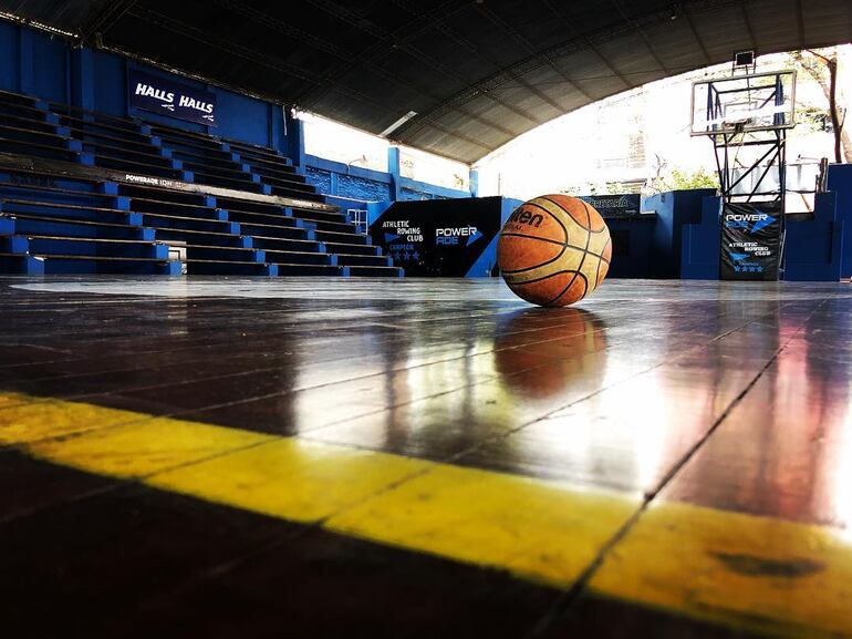 Estadio de básquet del Rowing Club, que sería rematado por una demanda.