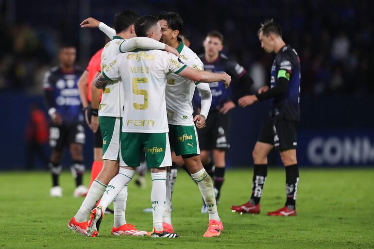 Jugadores de Palmeiras celebran este miércoles, al final de un partido de la fase de grupos de la Copa Libertadores entre Independiente del Valle (IDV) y Palmeiras en el estadio Monumental en Quito (Ecuador).