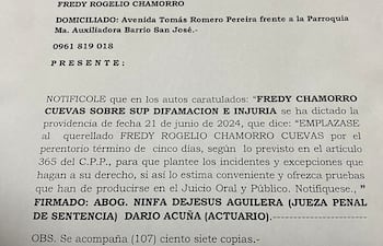Notificación al periodista radial Fredy Chamorro, quien irá a juicio oral acusado de difamación e injuria en perjuicio de la directora del centro de salud de TRP.