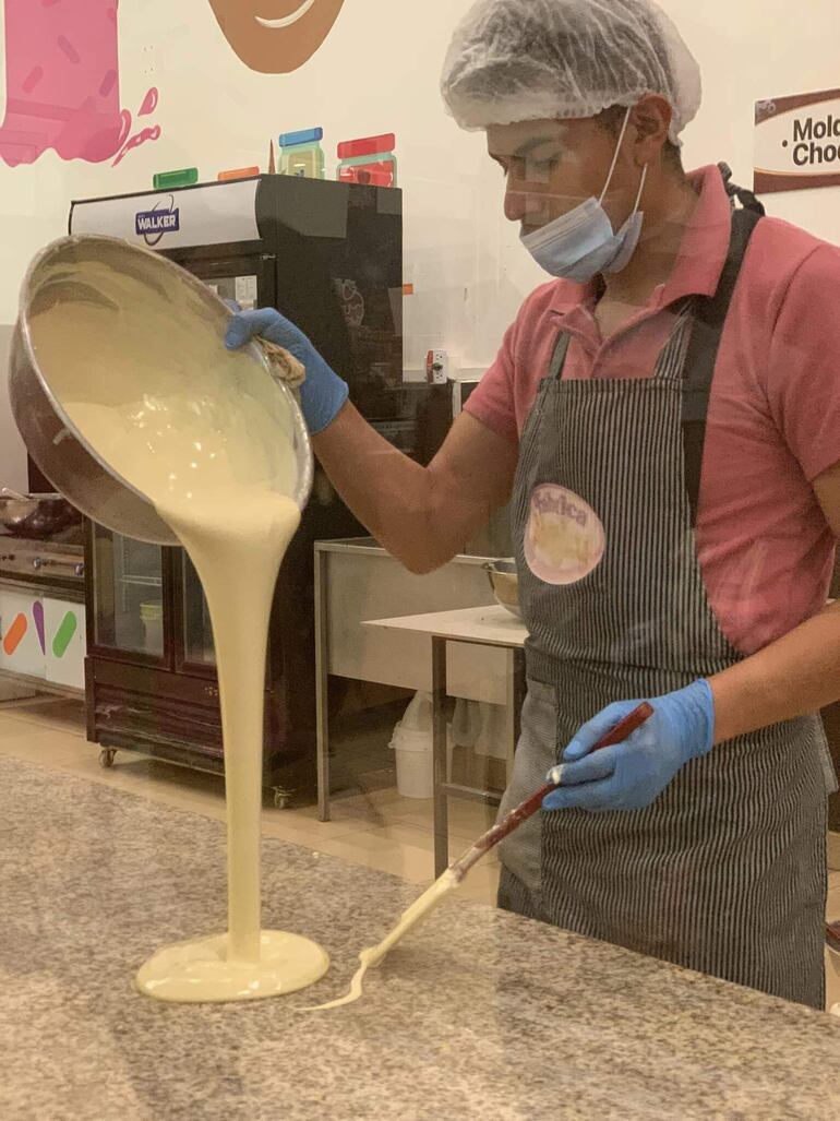 La elaboración de chocolates de la "Fábrica mágica de chocolate" en la ciudad de Baños de Agua Santa, ubicado en el centro del país. Enclavada en el corazón andino de Ecuador, rodeada de cascadas, luminosos miradores, custodiada por un volcán y acostumbrada a "vender felicidad".   