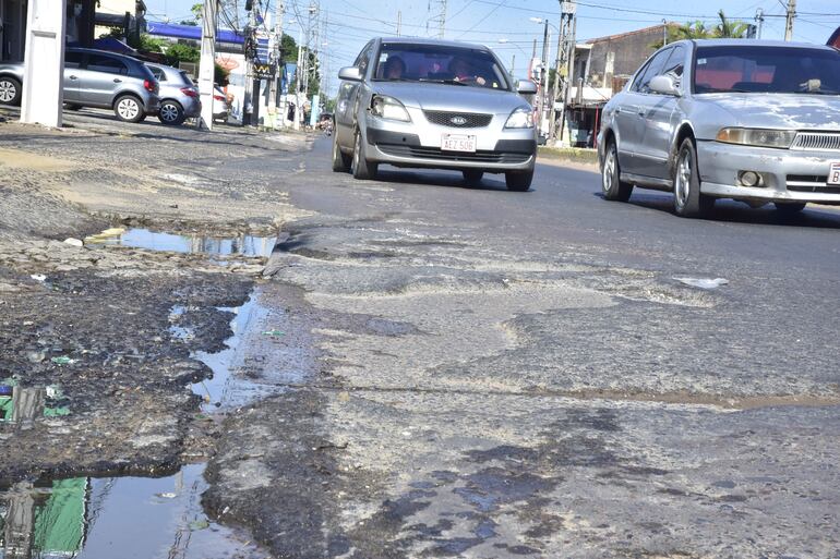 El deterioro incluso alcanza a la avenida Cacique Lambaré.