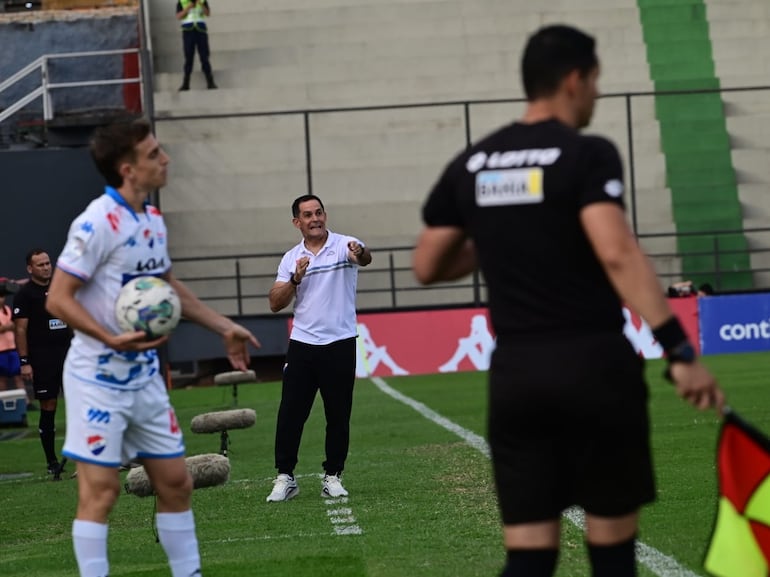 Víctor Bernay (c), entrenador de Nacional, en el partido frente a General Caballero de Juan León Mallorquín por la fecha 17 del torneo Clausura 2024 del fútbol paraguayo en el estadio Arsenio Erico, en Asunción.