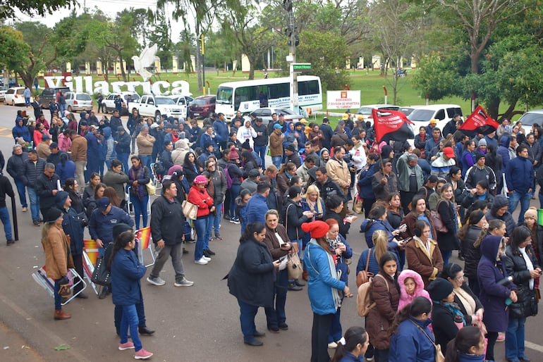 Docentes cerraron la ruta PY08 en el cruce Villarrica-Paraguarí.