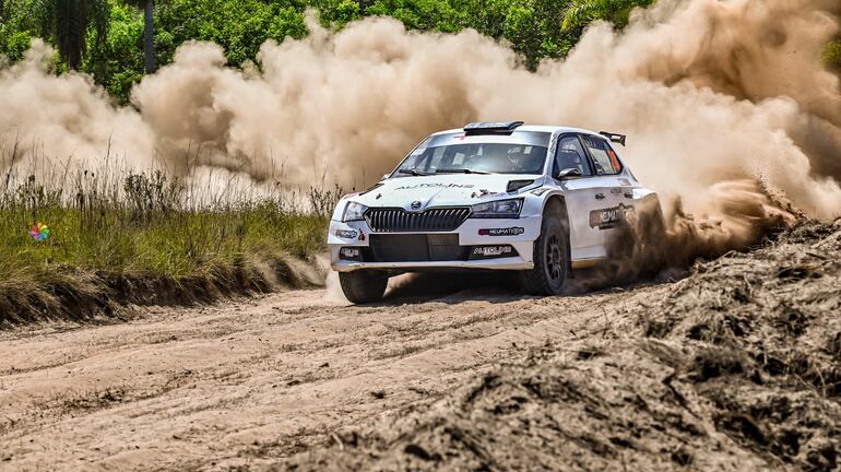 Espectacular derrape del auto de la marca checa, al mando de la dupla Chiriani-González, que fue el de mejor performance  en el circuito preparado por el Ajos Rally Team. Gentileza: Kupic Fotografías.