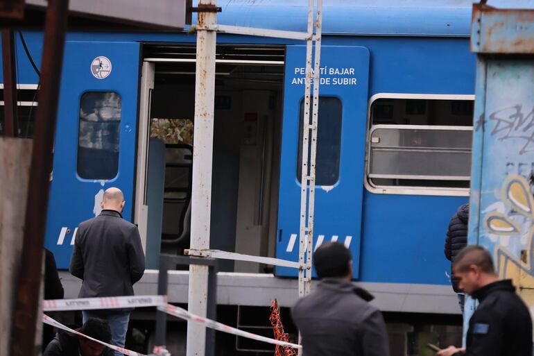 Agentes de diferentes cuerpos de respuesta en emergencias trabajan en el lugar donde se chocaron un tren de pasajeros y una locomotora este viernes en Buenos Aires (Argentina).