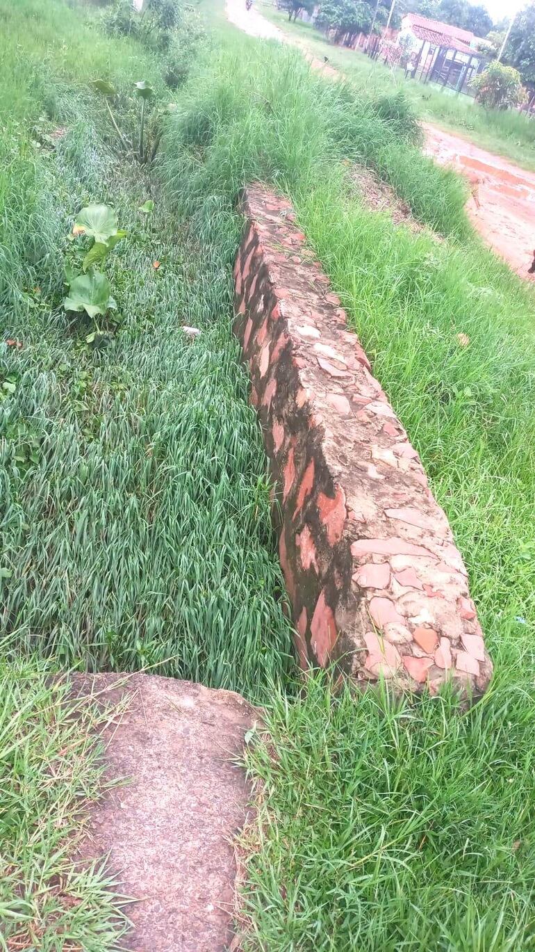 El muro de contención construido hace unos años por la Gobernación de Paraguarí que tampoco funciona para frenar el avance de los raudales.