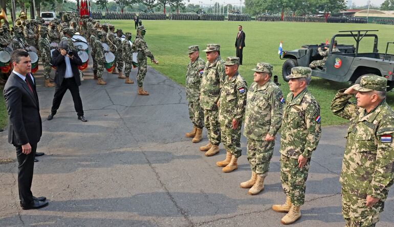 Los elementos de la Infantería se encuadraron ante el Comandante en Jefe de las Fuerzas Armadas.