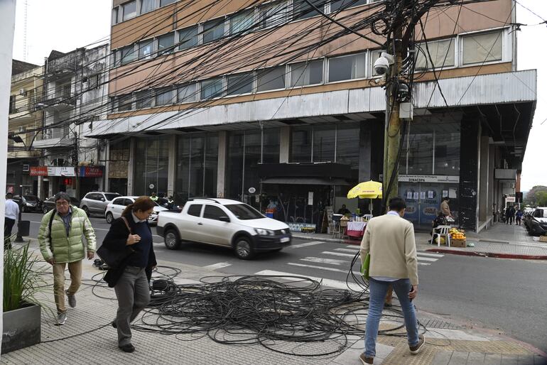 Los cables sueltos representan un peligro para los transeúntes.