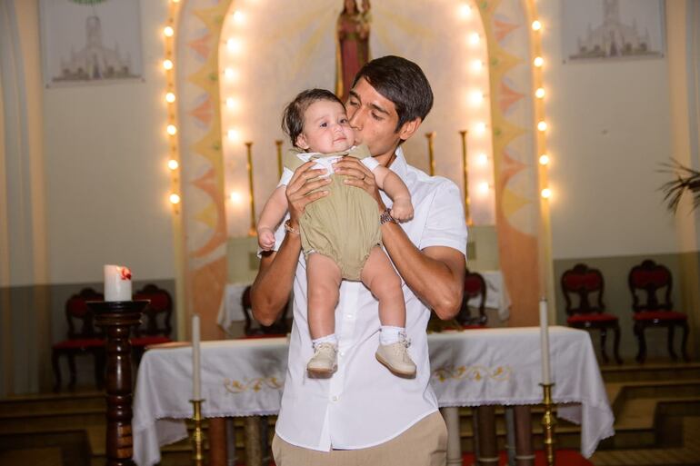 El orgulloso papá Alexis Duarte con el nuevo cristiano en brazos.