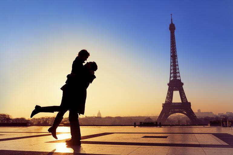 Pareja enamorada en París, Francia, con paisaje de la Torre Eiffel de fondo.