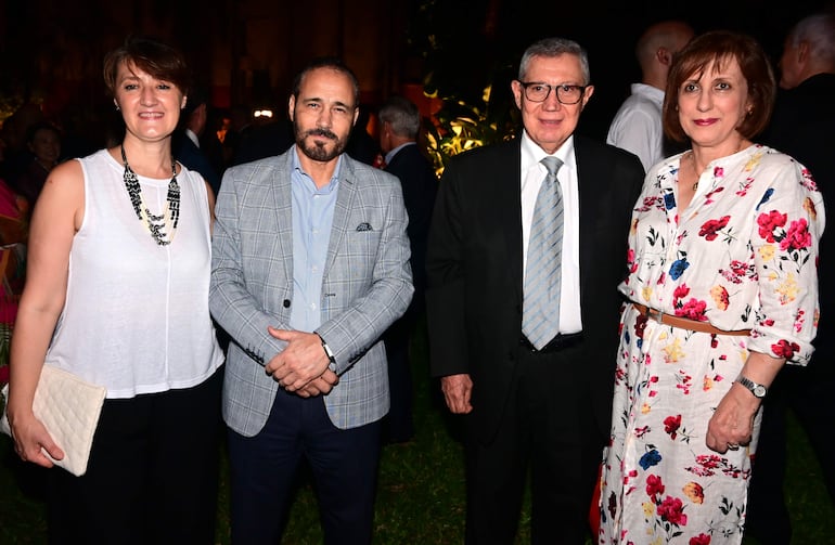 Laura Sánchez,  Badreddine Abd-El-Moumni embajador de Marruecos, Oscar Cabello y Adriana de Cabello. 