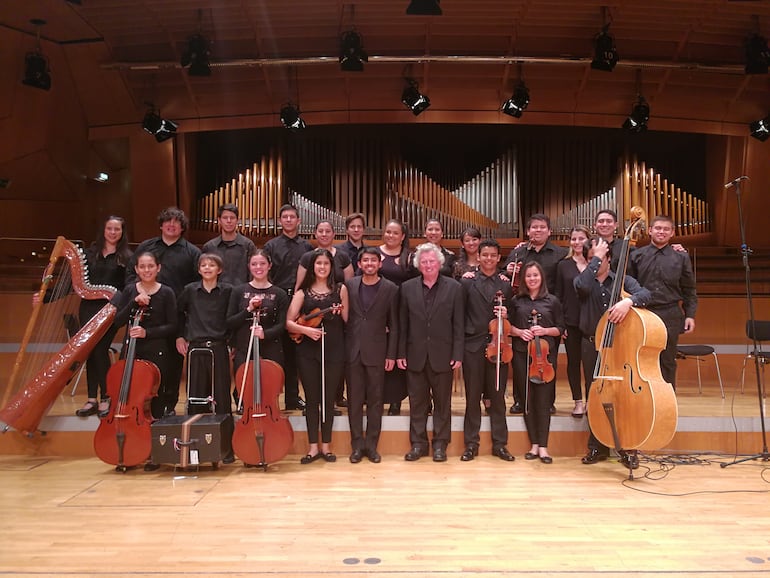 Luis Szarán junto a la Orquesta Sonidos de Paraqvaria durante un concierto en Frankfurt en 2017.