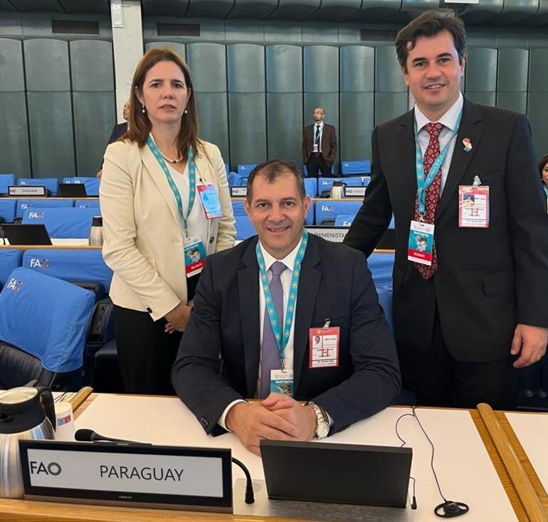 La titular del CAH, Amanda León; el ministro de Agricultura, Carlos Giménez; el viceministro de Ganadería,  Marcelo González, en  Roma