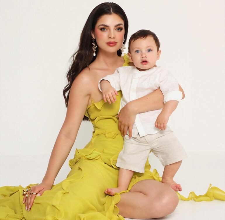 Nadia Ferreira celebra su primer Día de la Madre con Marquito en brazos.