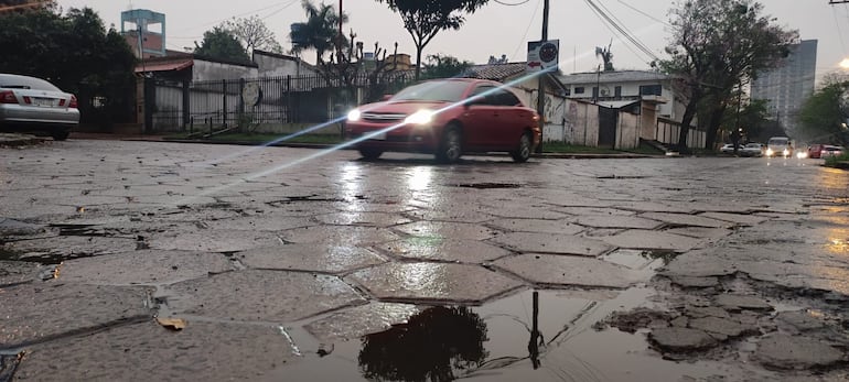 Un camino vecinal de Ciudad del Este mojado tras la lluvia de este jueves.