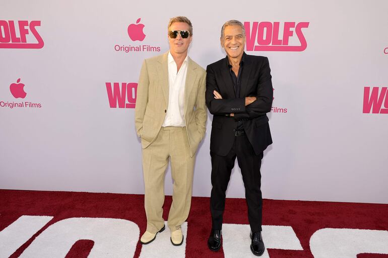 ¡Facherísimos! Brad Pitt y George Clooney a su llegada a la premier de "Wolfs" en el TCL Chinese Theatre en Hollywood, California. (Kevin Winter/Getty Images/AFP)

