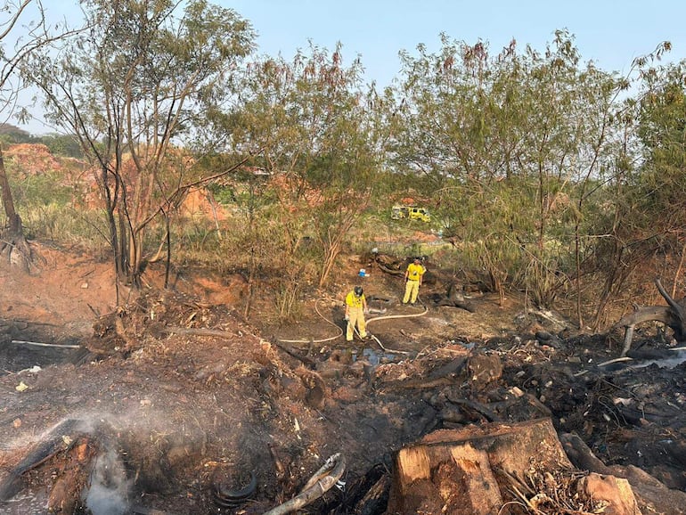 Bomberos voluntarios de varias compañías trabajaron más de 12 horas para controlar el fuego.