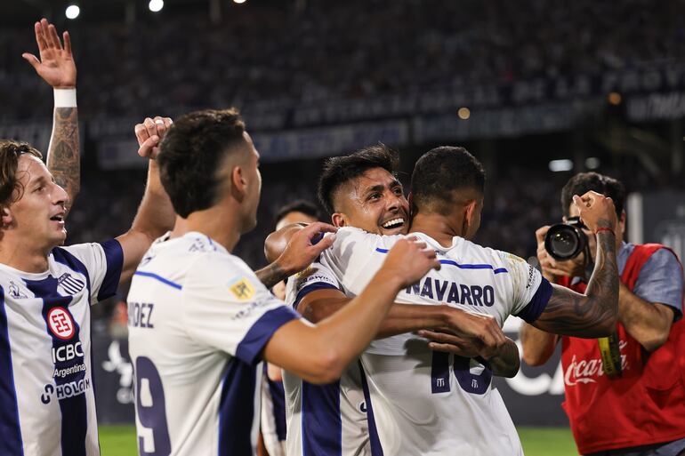 Los jugadores de Talleres de Córdoba celebran un gol en el partido frente a Huracán por la fecha 25 de la Liga Profesional de Argentina.