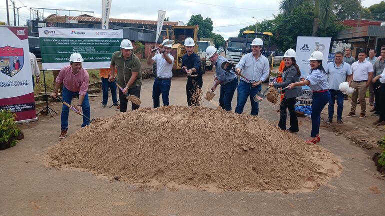 vdb Autoridades nacionales hicieron la palada inicial del recapado de unas 40 cuadras en  Coronel Oviedo