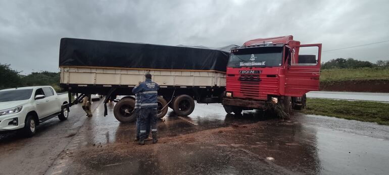 Uno de los camiones quedó atravesado en medio de la ruta PY02.