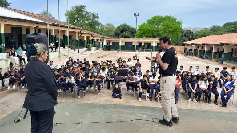 El jefe de la Dirección de Prevención de antinarcóticos de la policía, José Cáceres, habla con los alumnos de la escuela Puerta del Sol.