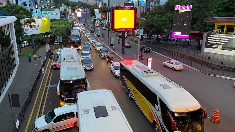 Solo este viernes salieron 39 buses con repletos de pasajeros por el puente de la Amistad.