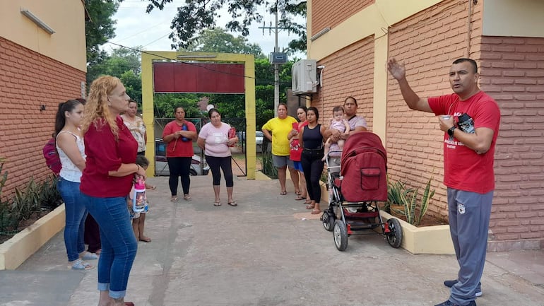 El director de la escuela San Francisco de Asís, Richard Ocampos, explica a los padres los trámites que se debe hacer para suspender el horario extendido.