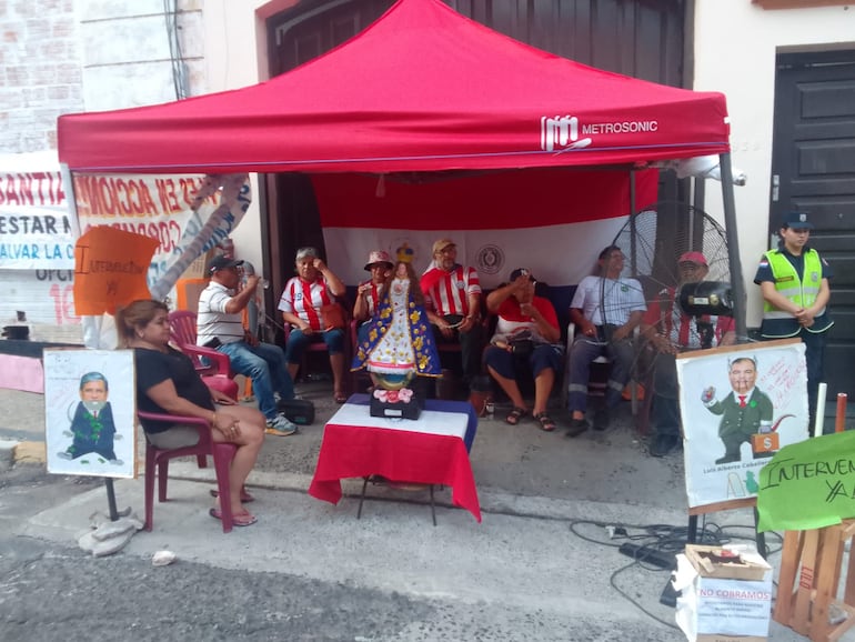 Los jubilados encadenados frente a la sede de la Caja Municipal.